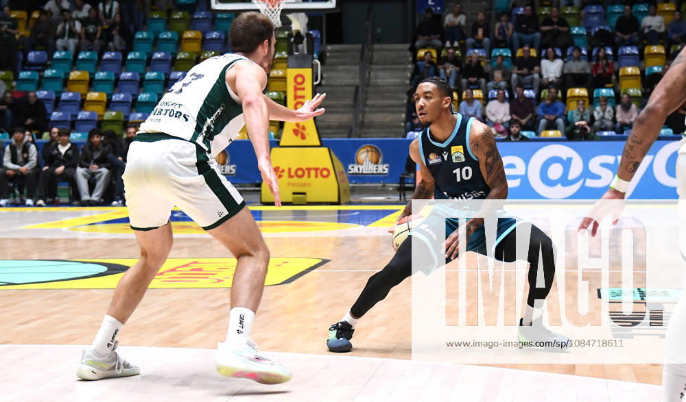 Basketball BBL Pokal, Frankfurt Skyliners - VET-Concept Gladiators Trier v.l. Judah Mintz (Fraport Skyliners Frankfurt), Moritz Krimmer (Gladiators Trier), Zweikampf, Duell, Dribbling Frankfurt am Main