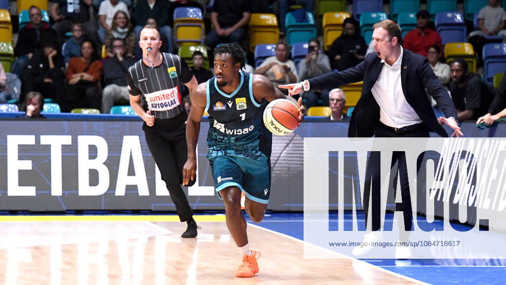 Basketball BBL Pokal, Frankfurt Skyliners - VET-Concept Gladiators Trier v.l. Isaiah Swope (Fraport Skyliners Frankfurt) im Sprint, Head Coach Jacques Schneider (Gladiators Trier), Mimik, Gestik, Emotion Frankfurt am Main
