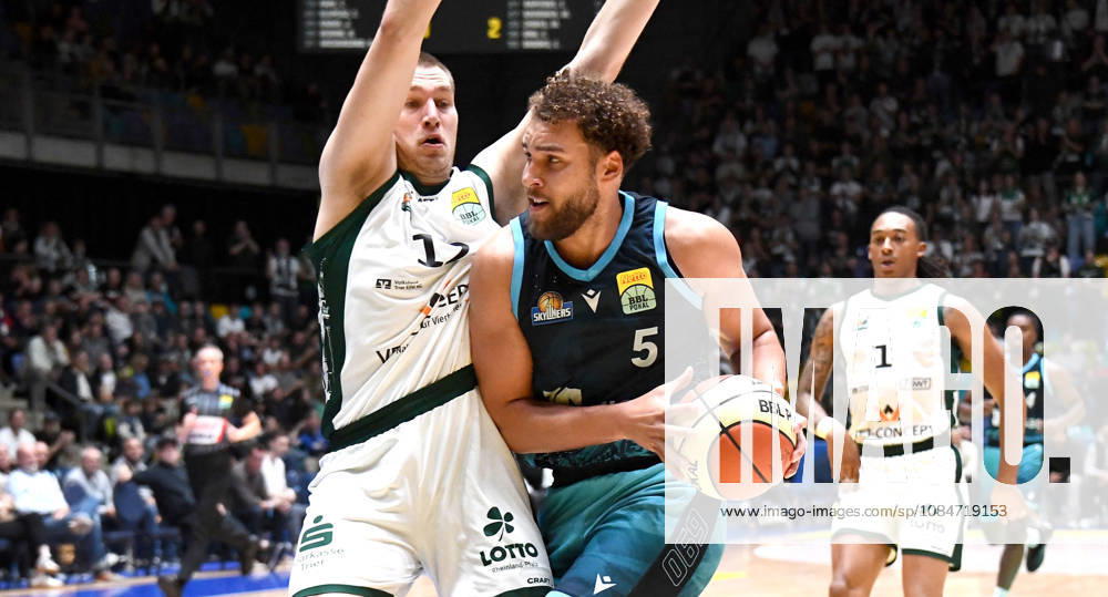 Basketball BBL Pokal, Frankfurt Skyliners - VET-Concept Gladiators Trier v.l. Race Thompson (Fraport Skyliners Frankfurt), Marten Linssen (Gladiators Trier), Zweikampf, Duell Frankfurt am Main