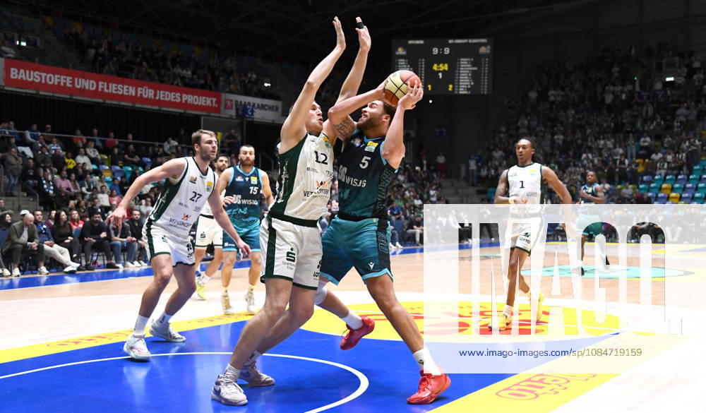 Basketball BBL Pokal, Frankfurt Skyliners - VET-Concept Gladiators Trier v.l. Race Thompson (Fraport Skyliners Frankfurt), Marten Linssen (Gladiators Trier), Zweikampf, Duell, Wurf Frankfurt am Main