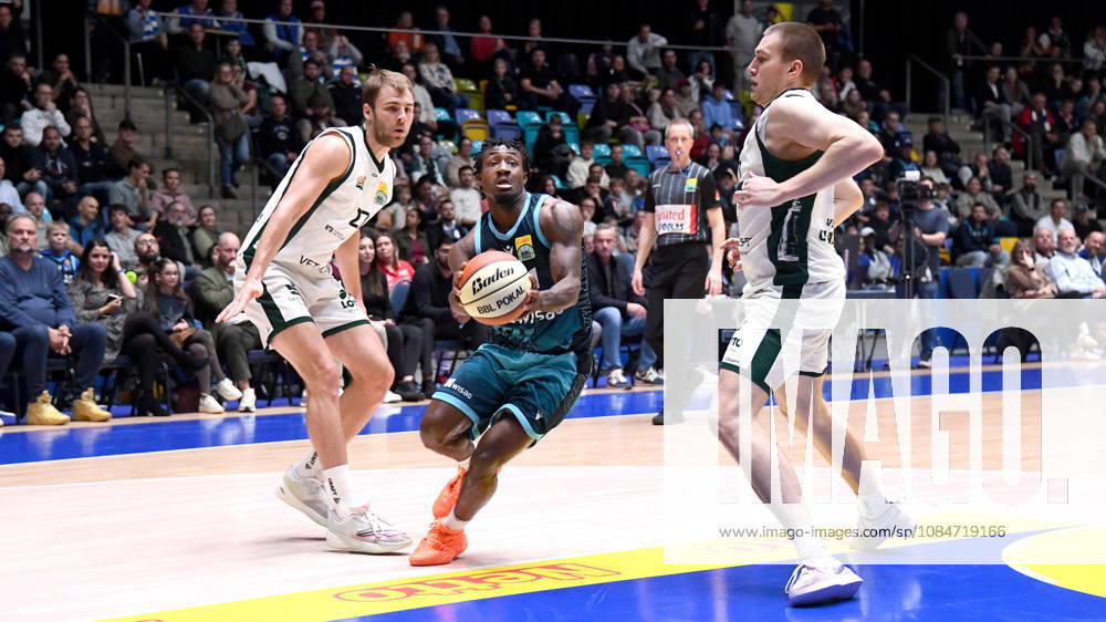 Basketball BBL Pokal, Frankfurt Skyliners - VET-Concept Gladiators Trier v.l. Isaiah Swope (Fraport Skyliners Frankfurt), Moritz Krimmer (Gladiators Trier), Marten Linssen (Gladiators Trier), Zweikampf, Duell Frankfurt am Main
