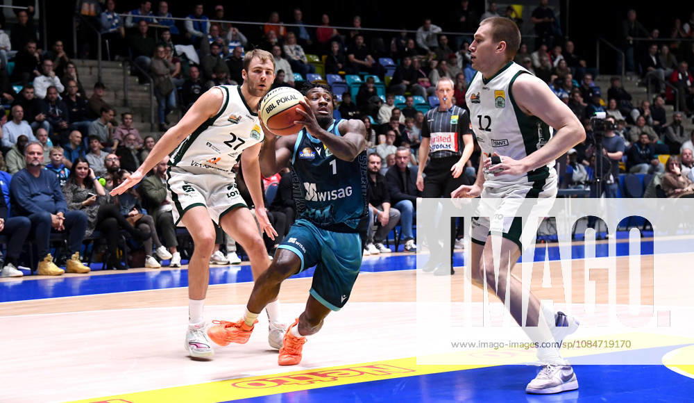 Basketball BBL Pokal, Frankfurt Skyliners - VET-Concept Gladiators Trier v.l. Isaiah Swope (Fraport Skyliners Frankfurt), Moritz Krimmer (Gladiators Trier), Marten Linssen (Gladiators Trier), Zweikampf, Duell Frankfurt am Main