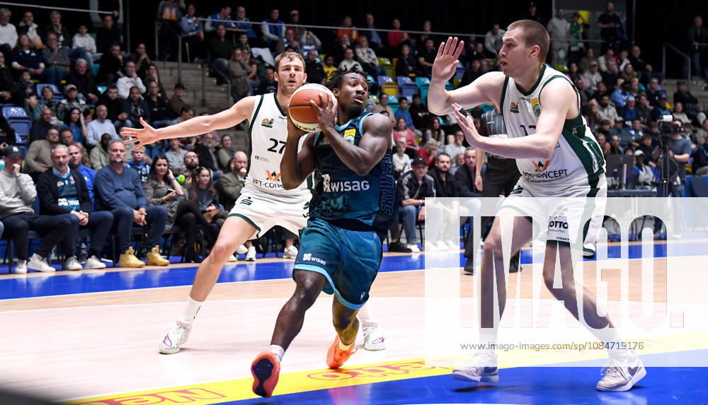 Basketball BBL Pokal, Frankfurt Skyliners - VET-Concept Gladiators Trier v.l. Isaiah Swope (Fraport Skyliners Frankfurt), Moritz Krimmer (Gladiators Trier), Marten Linssen (Gladiators Trier), Zweikampf, Duell Frankfurt am Main