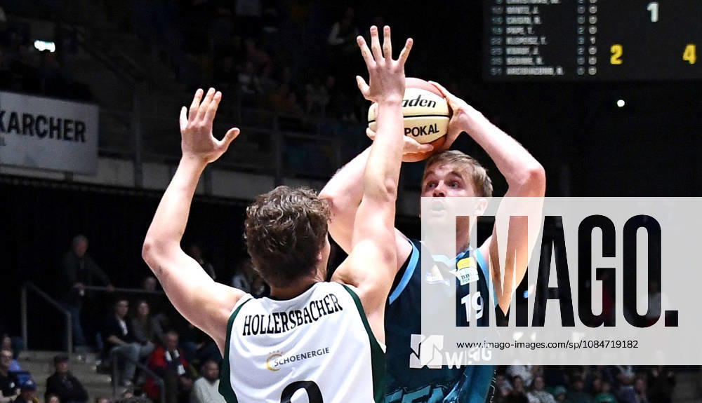 Basketball BBL Pokal, Frankfurt Skyliners - VET-Concept Gladiators Trier v.l. Till Pape (Fraport Skyliners Frankfurt), Marco Hollersbacher (Gladiators Trier), Zweikampf, Duell, Wurf Frankfurt am Main