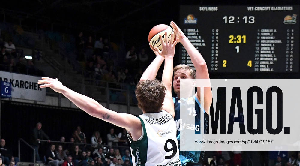 Basketball BBL Pokal, Frankfurt Skyliners - VET-Concept Gladiators Trier v.l. Till Pape (Fraport Skyliners Frankfurt), Marco Hollersbacher (Gladiators Trier), Zweikampf, Duell, Wurf Frankfurt am Main