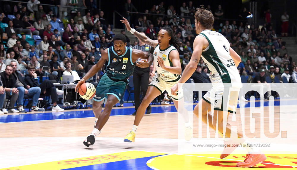 Basketball BBL Pokal, Frankfurt Skyliners - VET-Concept Gladiators Trier v.l. William Christmas (Fraport Skyliners Frankfurt), Austin Crowley (Gladiators Trier), Zweikampf, Duell Frankfurt am Main