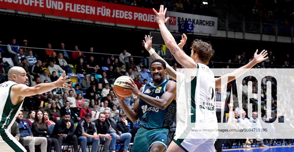 Basketball BBL Pokal, Frankfurt Skyliners - VET-Concept Gladiators Trier v.l. William Christmas (Fraport Skyliners Frankfurt), Maik Zirbes (Gladiators Trier), Marco Hollersbacher (Gladiators Trier), Zweikampf, Duell Frankfurt am Main