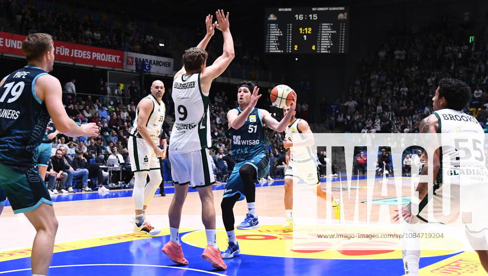 Basketball BBL Pokal, Frankfurt Skyliners - VET-Concept Gladiators Trier v.l. Ryan Arcidiacono (Fraport Skyliners Frankfurt), Marco Hollersbacher (Gladiators Trier), Zweikampf, Duell Frankfurt am Main