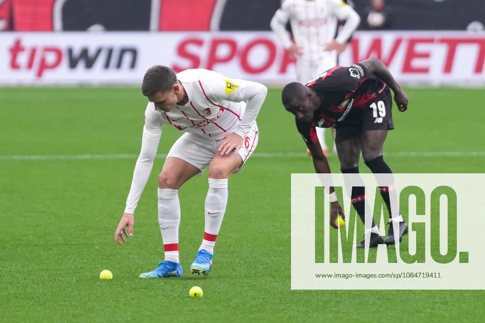 Protest der Freiburger Fans, Ultras, werfen Tennisbälle auf den Rasen, Spielunterbrechung, Yannik Engelhardt (SC Freiburg, 16), Moussa Diaby (Bayer 04 Leverkusen, 19) , Deutschland, Fussball, 1. Bundesliga, 6.Spieltag, 2026 2027, Bayer Leverkusen vs. SC Freiburg, 18.10.2026, BayArena, Leverkusen Leverkusen BayArena Nordrhein-Westfalen Deutschland