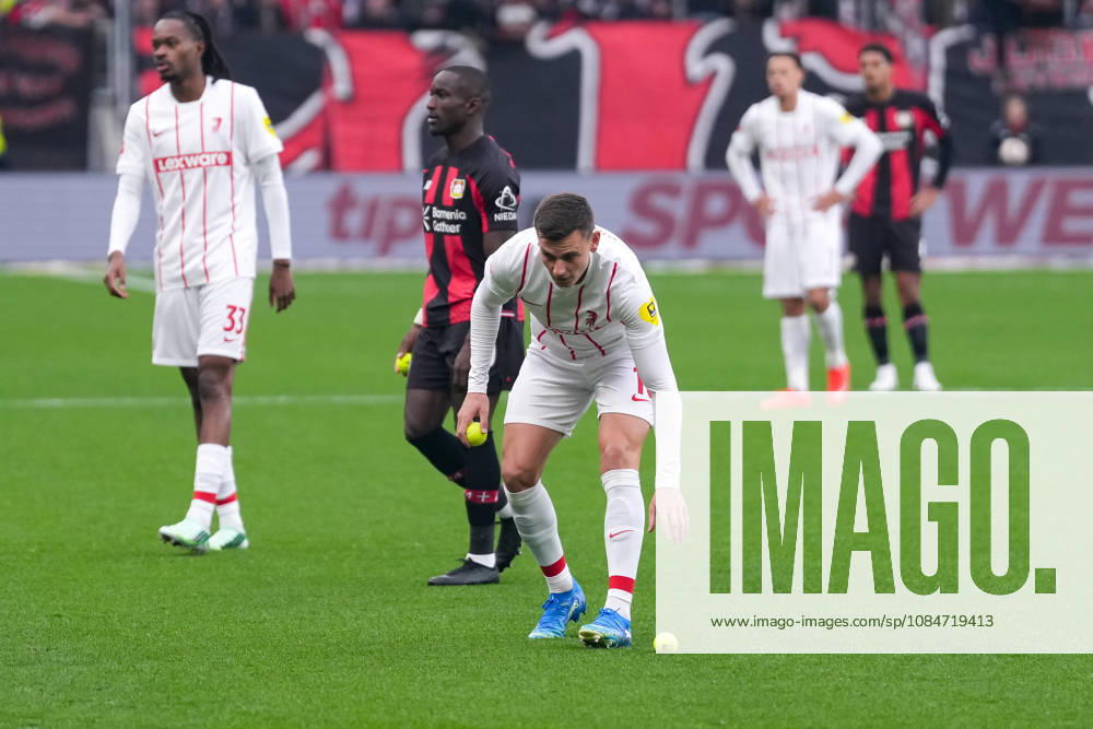 Protest der Freiburger Fans, Ultras, werfen Tennisbälle auf den Rasen, Spielunterbrechung, Yannik Engelhardt (SC Freiburg, 16), Moussa Diaby (Bayer 04 Leverkusen, 19) , Deutschland, Fussball, 1. Bundesliga, 6.Spieltag, 2026 2027, Bayer Leverkusen vs. SC Freiburg, 18.10.2026, BayArena, Leverkusen Leverkusen BayArena Nordrhein-Westfalen Deutschland