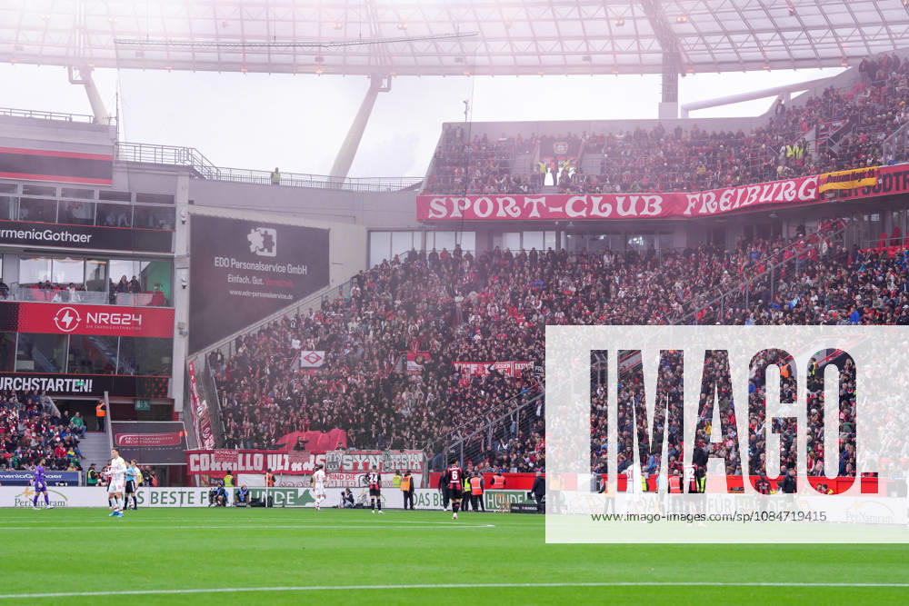 Protest der Freiburger Fans, Ultras, werfen Tennisbälle auf den Rasen, Spielunterbrechung , Deutschland, Fussball, 1. Bundesliga, 6.Spieltag, 2026 2027, Bayer Leverkusen vs. SC Freiburg, 18.10.2026, BayArena, Leverkusen Leverkusen BayArena Nordrhein-Westfalen Deutschland