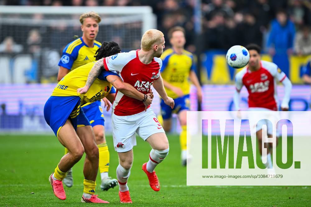 LEEUWARDEN - (l) Devid Bouah of SC Cambuur holds (r) Mexx Meerdink of AZ Alkmaar in an arm lock and receives a second yellow card as a result during the Dutch Eredivisie match between SC Cambuur and AZ Alkmaar at the Kooi Stadion on October 18, 2026 in Leeuwarden, the Netherlands. COR LASKER ANP Eredivisie 2026 27 ANPxSportx IVx 572849745 originalFilename: 572849745