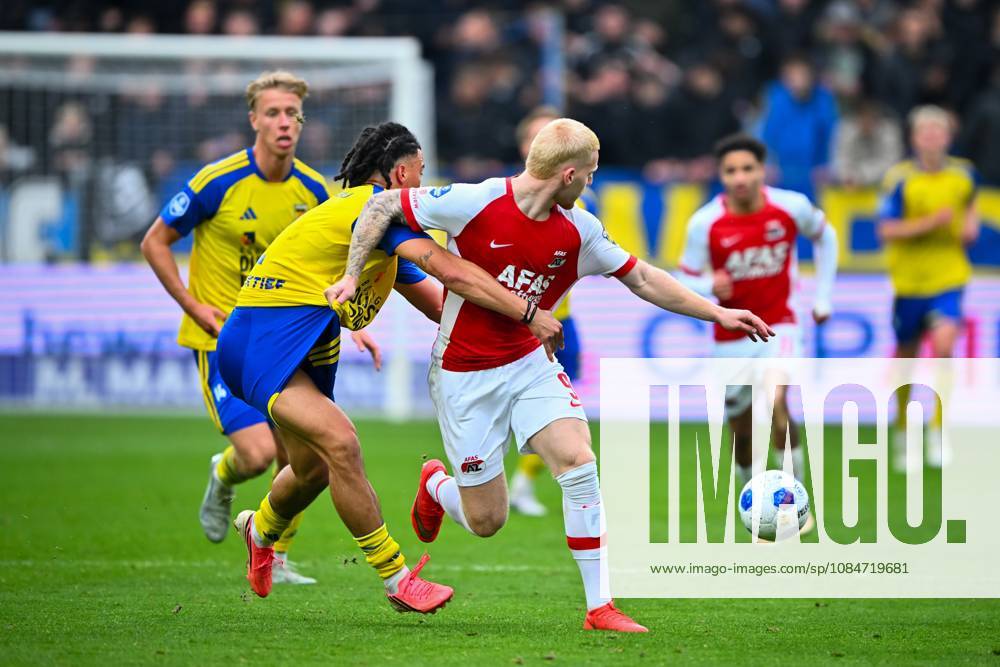LEEUWARDEN - (l) Devid Bouah of SC Cambuur holds (r) Mexx Meerdink of AZ Alkmaar in an arm lock and receives a second yellow card as a result during the Dutch Eredivisie match between SC Cambuur and AZ Alkmaar at the Kooi Stadion on October 18, 2026 in Leeuwarden, the Netherlands. COR LASKER ANP Eredivisie 2026 27 ANPxSportx IVx 572849755 originalFilename: 572849755