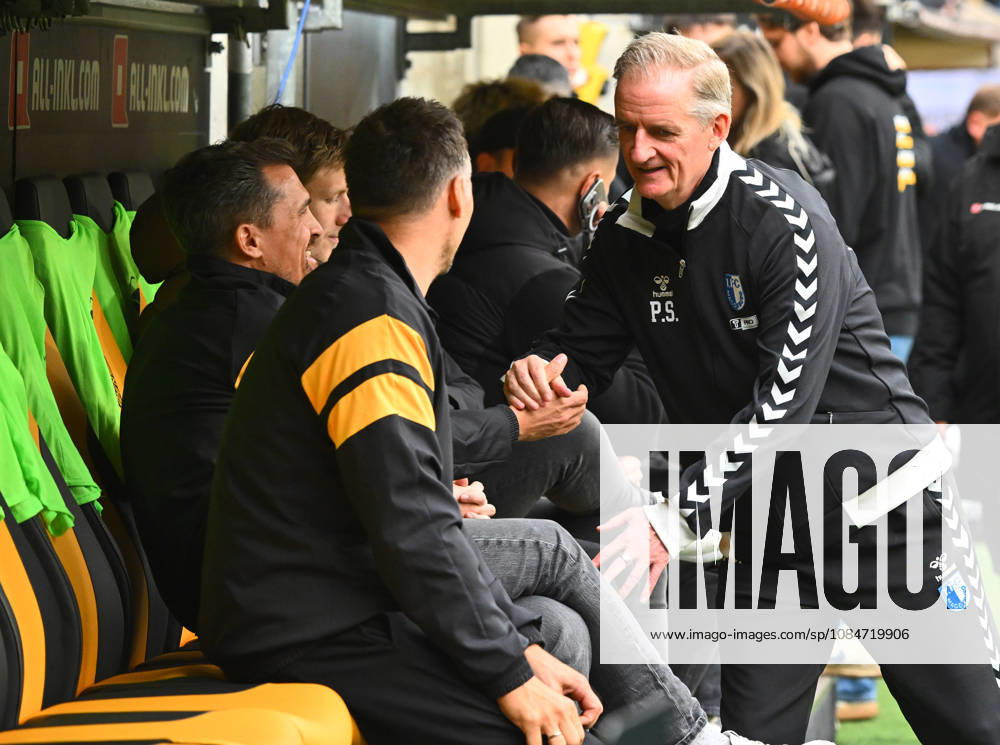 Rechts: Trainer Petrik Sander (Magdeburg) begrüßt Trainer Thomas Stamm (Dresden) auf der Bank, vorn: Sören Gonther (Sportgeschäftsführer, Dresden), 18.10.2026, Fussball, GER, Saison 2026 2027, 2. Bundesliga, Zweite Liga, 8. Spieltag, Rudolf-Harbig-Stadion Dresden, SG Dynamo Dresden - 1. FC Magdeburg, DFB AND DFL REGULATIONS PROHIBIT ANY USE OF PHOTOGRAPHS as IMAGE SEQUENCES and or QUASI-VIDEO,