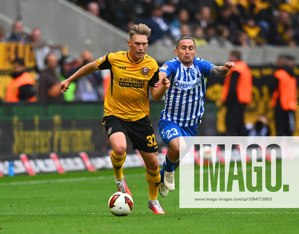 V.l.: Jonas Sterner (Dresden) gegen Baris Atik (Magdeburg), 18.10.2026, Fussball, GER, Saison 2026 2027, 2. Bundesliga, Zweite Liga, 8. Spieltag, Rudolf-Harbig-Stadion Dresden, SG Dynamo Dresden - 1. FC Magdeburg, DFB AND DFL REGULATIONS PROHIBIT ANY USE OF PHOTOGRAPHS as IMAGE SEQUENCES and or QUASI-VIDEO,