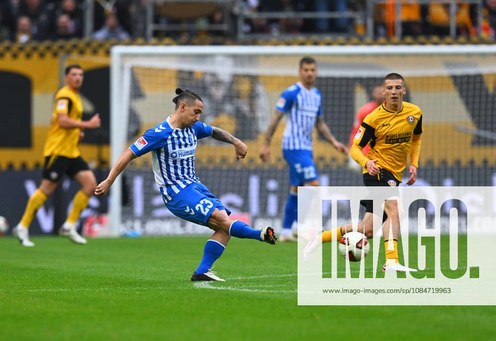 V.l.: Baris Atik (Magdeburg), Tobias Raschl (Dresden), 18.10.2026, Fussball, GER, Saison 2026 2027, 2. Bundesliga, Zweite Liga, 8. Spieltag, Rudolf-Harbig-Stadion Dresden, SG Dynamo Dresden - 1. FC Magdeburg, DFB AND DFL REGULATIONS PROHIBIT ANY USE OF PHOTOGRAPHS as IMAGE SEQUENCES and or QUASI-VIDEO,