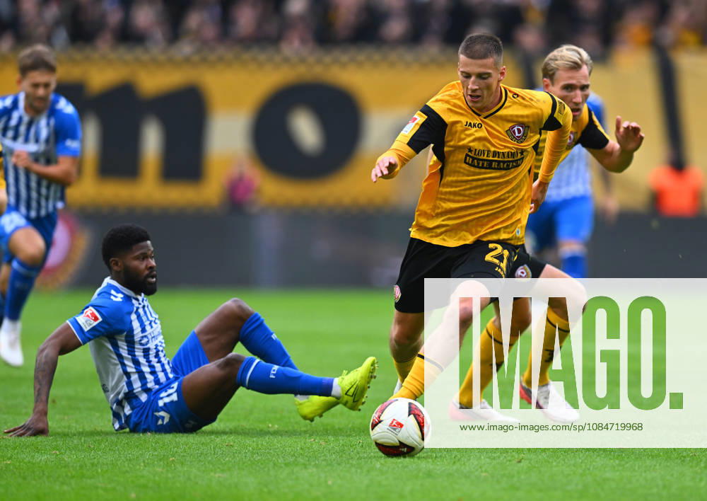 Rechts: Tobias Raschl (Dresden) gegen Moritz Broni Kwarteng (Magdeburg), 18.10.2026, Fussball, GER, Saison 2026 2027, 2. Bundesliga, Zweite Liga, 8. Spieltag, Rudolf-Harbig-Stadion Dresden, SG Dynamo Dresden - 1. FC Magdeburg, DFB AND DFL REGULATIONS PROHIBIT ANY USE OF PHOTOGRAPHS as IMAGE SEQUENCES and or QUASI-VIDEO,