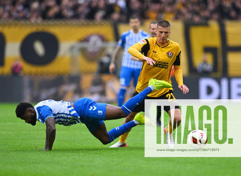 Rechts: Tobias Raschl (Dresden) gegen Moritz Broni Kwarteng (Magdeburg), 18.10.2026, Fussball, GER, Saison 2026 2027, 2. Bundesliga, Zweite Liga, 8. Spieltag, Rudolf-Harbig-Stadion Dresden, SG Dynamo Dresden - 1. FC Magdeburg, DFB AND DFL REGULATIONS PROHIBIT ANY USE OF PHOTOGRAPHS as IMAGE SEQUENCES and or QUASI-VIDEO,