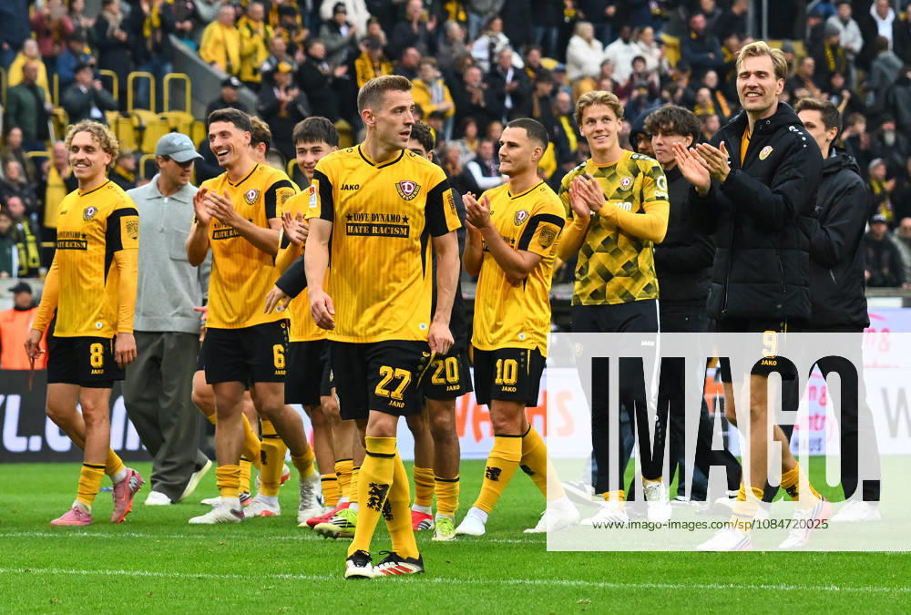 Die Dresdner bedanken sich nach dem Spiel bei ihren Fans im K-Block, vorn: Niklas Hauptmann (alle Dresden), 18.10.2026, Fussball, GER, Saison 2026 2027, 2. Bundesliga, Zweite Liga, 8. Spieltag, Rudolf-Harbig-Stadion Dresden, SG Dynamo Dresden - 1. FC Magdeburg, DFB AND DFL REGULATIONS PROHIBIT ANY USE OF PHOTOGRAPHS as IMAGE SEQUENCES and or QUASI-VIDEO,