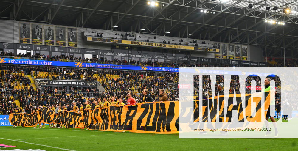 Die Dresdner bedanken sich nach dem Spiel bei ihren Fans im K-Block, 18.10.2026, Fussball, GER, Saison 2026 2027, 2. Bundesliga, Zweite Liga, 8. Spieltag, Rudolf-Harbig-Stadion Dresden, SG Dynamo Dresden - 1. FC Magdeburg, DFB AND DFL REGULATIONS PROHIBIT ANY USE OF PHOTOGRAPHS as IMAGE SEQUENCES and or QUASI-VIDEO,