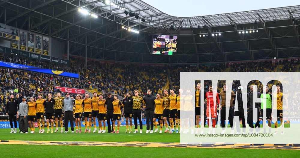 Die Dresdner bedanken sich nach dem Spiel bei ihren Fans im K-Block, 18.10.2026, Fussball, GER, Saison 2026 2027, 2. Bundesliga, Zweite Liga, 8. Spieltag, Rudolf-Harbig-Stadion Dresden, SG Dynamo Dresden - 1. FC Magdeburg, DFB AND DFL REGULATIONS PROHIBIT ANY USE OF PHOTOGRAPHS as IMAGE SEQUENCES and or QUASI-VIDEO,