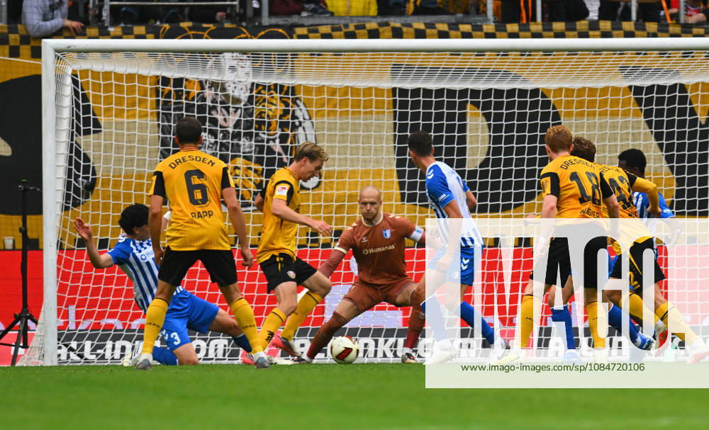 Mitte: Vincent Vermeij (Dresden) gegen Torwart Dominik Reimann (Magdeburg), 18.10.2026, Fussball, GER, Saison 2026 2027, 2. Bundesliga, Zweite Liga, 8. Spieltag, Rudolf-Harbig-Stadion Dresden, SG Dynamo Dresden - 1. FC Magdeburg, DFB AND DFL REGULATIONS PROHIBIT ANY USE OF PHOTOGRAPHS as IMAGE SEQUENCES and or QUASI-VIDEO,