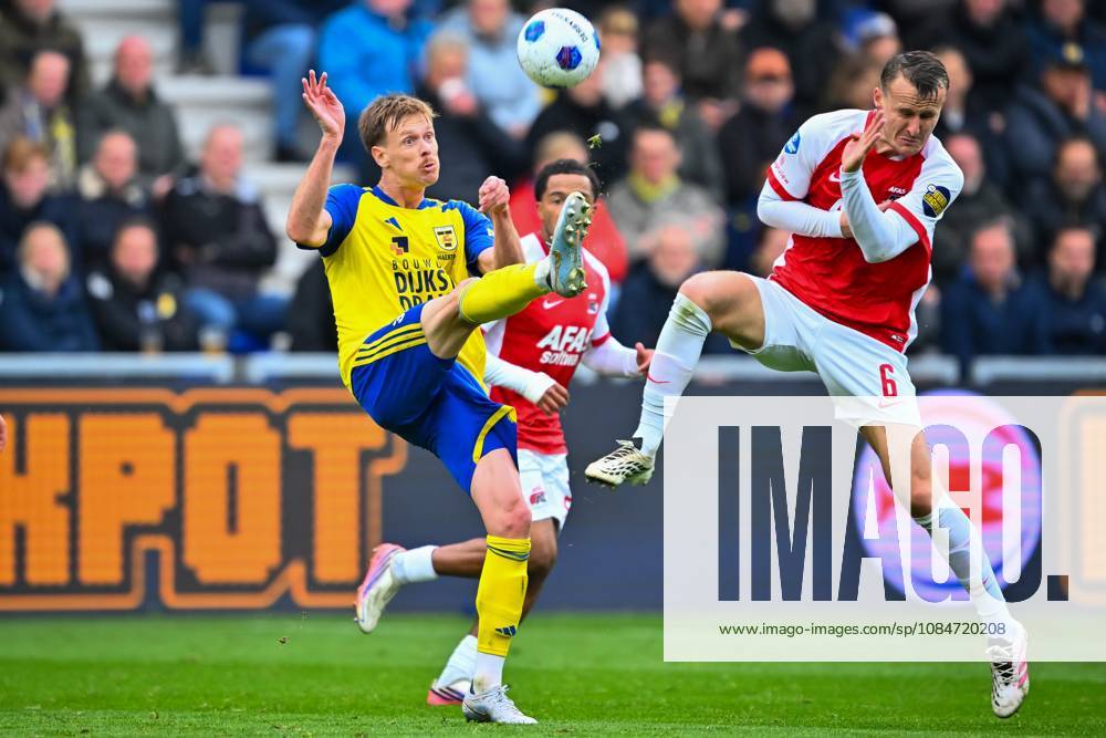 LEEUWARDEN - (lr) Mathieu Maertens of SC Cambuur, Peer Koopmeiners of AZ Alkmaar during the Dutch Eredivisie match between SC Cambuur and AZ Alkmaar at the Kooi Stadion on October 18, 2026 in Leeuwarden, the Netherlands. COR LASKER ANP Eredivisie 2026 27 ANPxSportx IVx 572851554 originalFilename: 572851554
