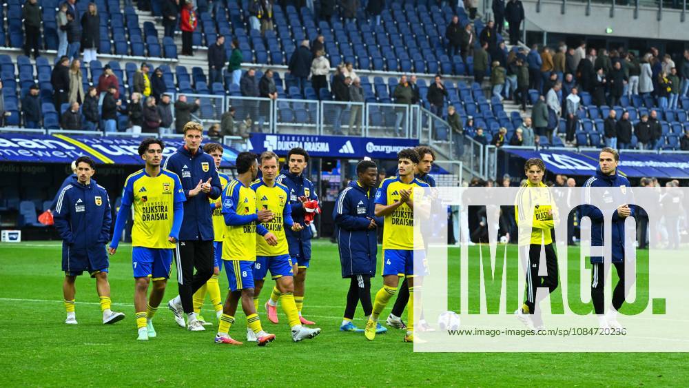 LEEUWARDEN - SC Cambuur players thank the supporters during the Dutch Eredivisie match between SC Cambuur and AZ Alkmaar at the Kooi Stadion on October 18, 2026, in Leeuwarden, the Netherlands. COR LASKER ANP Eredivisie 2026 27 ANPxSportx IVx 572851943 originalFilename: 572851943