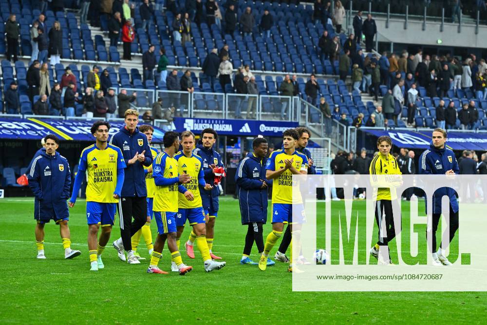 LEEUWARDEN - SC Cambuur players thank the supporters during the Dutch Eredivisie match between SC Cambuur and AZ Alkmaar at the Kooi Stadion on October 18, 2026, in Leeuwarden, the Netherlands. COR LASKER ANP Eredivisie 2026 27 ANPxSportx IVx 572851937 originalFilename: 572851937