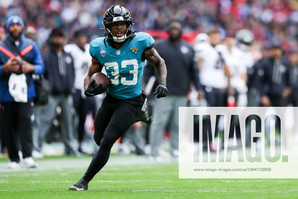 18th October 2026; Wembley Stadium, London, England; NFL, American Football Herren, USA American Football, Jacksonville Jaguars versus Houston Texans; Jacksonville Jaguars running back Bhayshul Tuten runs with the ball HenningxVonxJagow