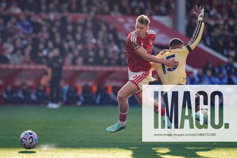 Premier League: Nottingham Forest v Arsenal Liam Delap of Nottingham Forest fouls Ezri Konsa of Arsenal during the Premier League match Nottingham Forest vs Arsenal at City Ground, Nottingham, United Kingdom on 18 October 2026 (Photo by Maynard Manyowa News Images) Nottingham City Ground Nottinghamshire United Kingdom
