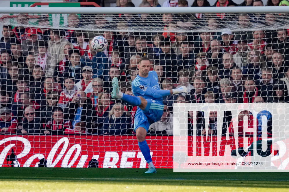 Premier League: Nottingham Forest v Arsenal Nottingham Forest goalkeeper Matz Sels takes a goal kick during the Premier League match Nottingham Forest vs Arsenal at City Ground, Nottingham, United Kingdom on 18 October 2026 (Photo by Maynard Manyowa News Images) Nottingham City Ground Nottinghamshire United Kingdom
