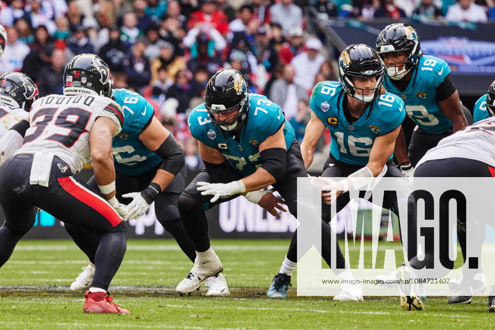 18th October 2026; Wembley Stadium, London, England; NFL, American Football Herren, USA American Football, Jacksonville Jaguars versus Houston Texans; Jacksonville Jaguars quarterback Trevor Lawrence receives the snap behind centre Robert Hainsey MattxBenxStone