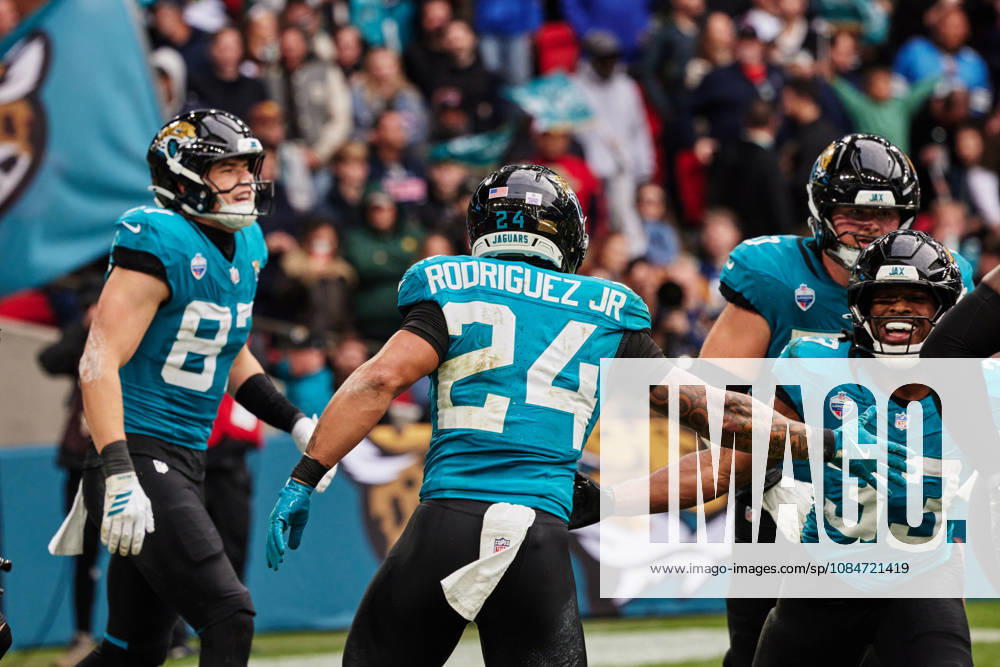 18th October 2026; Wembley Stadium, London, England; NFL, American Football Herren, USA American Football, Jacksonville Jaguars versus Houston Texans; Jacksonville Jaguars running back Chris Rodriguez Jr celebrates with teammates after scoring a touchdown MattxBenxStone
