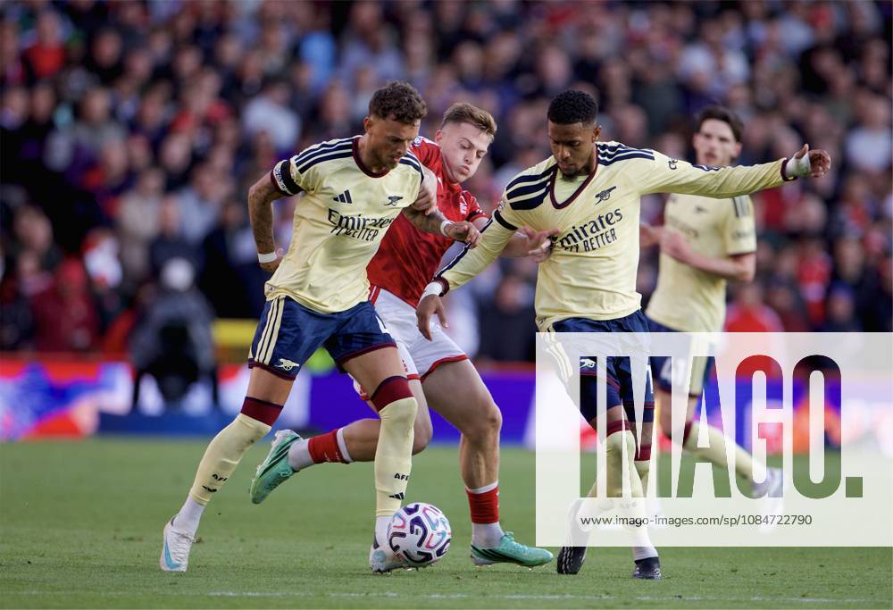 Football - FA Premier League - Nottingham Forest FC v Arsenal FC NOTTINGHAM, ENGLAND - Sunday, October 18, 2026: Nottingham Forest s Liam Delap is challenged by Arsenal s Ben White (L) and Ezri Konsa (R) during the FA Premier League match between Nottingham Forest FC and Arsenal FC at the City Ground. (Photo by David Rawcliffe Propaganda) NOTTINGHAM City Ground NOTTINGHAMSHIRE ENGLAND