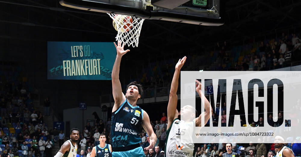 Basketball BBL Pokal, Frankfurt Skyliners - VET-Concept Gladiators Trier v.l. Ryan Arcidiacono (Fraport Skyliners Frankfurt), Jordan Roland (Gladiators Trier), Zweikampf, Duell, Wurf Frankfurt am Main