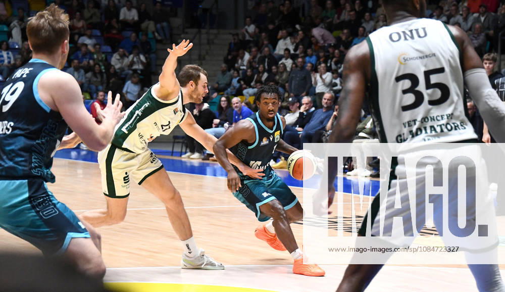 Basketball BBL Pokal, Frankfurt Skyliners - VET-Concept Gladiators Trier v.l. Isaiah Swope (Fraport Skyliners Frankfurt), Evans Rapieque (Gladiators Trier), Zweikampf, Duell Frankfurt am Main