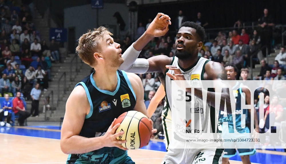 Basketball BBL Pokal, Frankfurt Skyliners - VET-Concept Gladiators Trier v.l. Till Pape (Fraport Skyliners Frankfurt), Ejiofor Onu (Gladiators Trier), Zweikampf, Duell Frankfurt am Main
