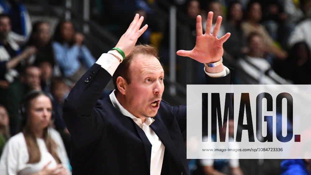 Basketball BBL Pokal, Frankfurt Skyliners - VET-Concept Gladiators Trier v.l. Head Coach Jacques Schneider (Gladiators Trier), Mimik, Gestik, Emotion, aufgebracht, wuetend, unzufrieden, geschockt Frankfurt am Main