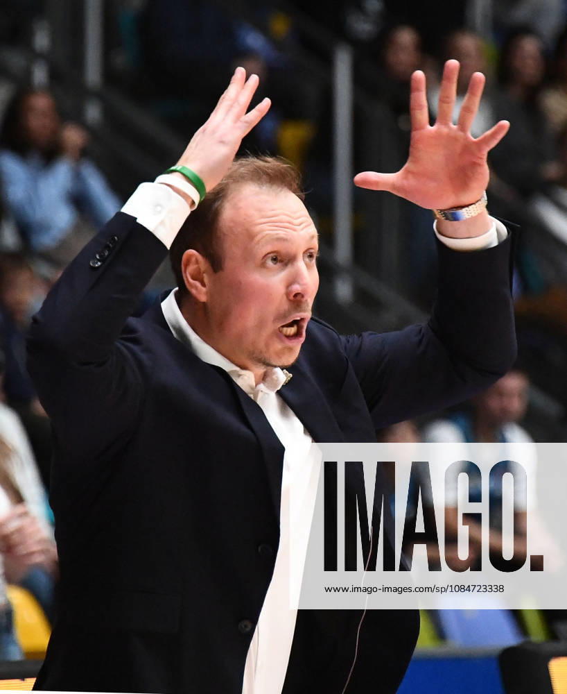 Basketball BBL Pokal, Frankfurt Skyliners - VET-Concept Gladiators Trier v.l. Head Coach Jacques Schneider (Gladiators Trier), Mimik, Gestik, Emotion, aufgebracht, wuetend, unzufrieden, geschockt Frankfurt am Main