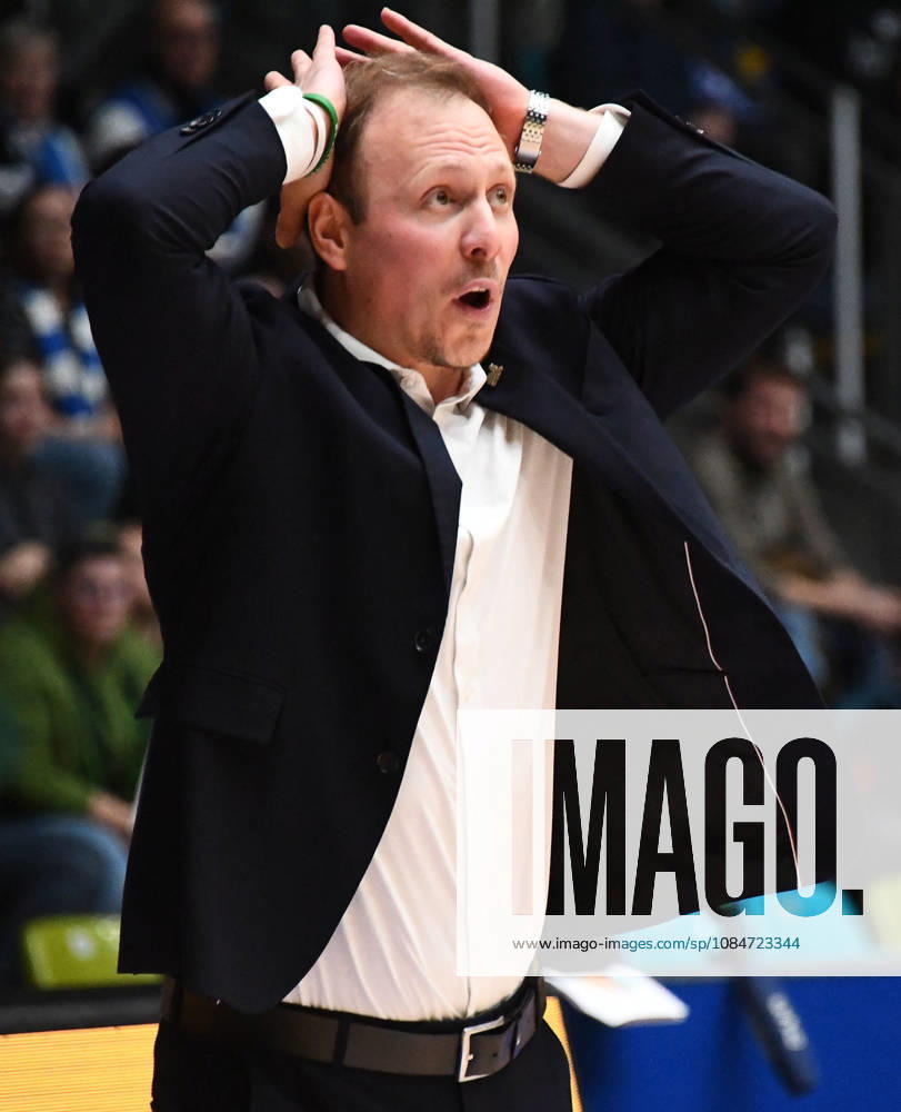 Basketball BBL Pokal, Frankfurt Skyliners - VET-Concept Gladiators Trier v.l. Head Coach Jacques Schneider (Gladiators Trier), Mimik, Gestik, Emotion, aufgebracht, wuetend, unzufrieden, geschockt Frankfurt am Main