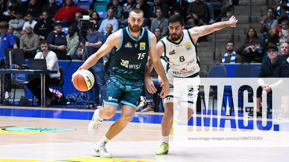 Basketball BBL Pokal, Frankfurt Skyliners - VET-Concept Gladiators Trier v.l. Radii Caisin (Fraport Skyliners Frankfurt), Behnam Yakhchali (Gladiators Trier), Zweikampf, Duell Frankfurt am Main
