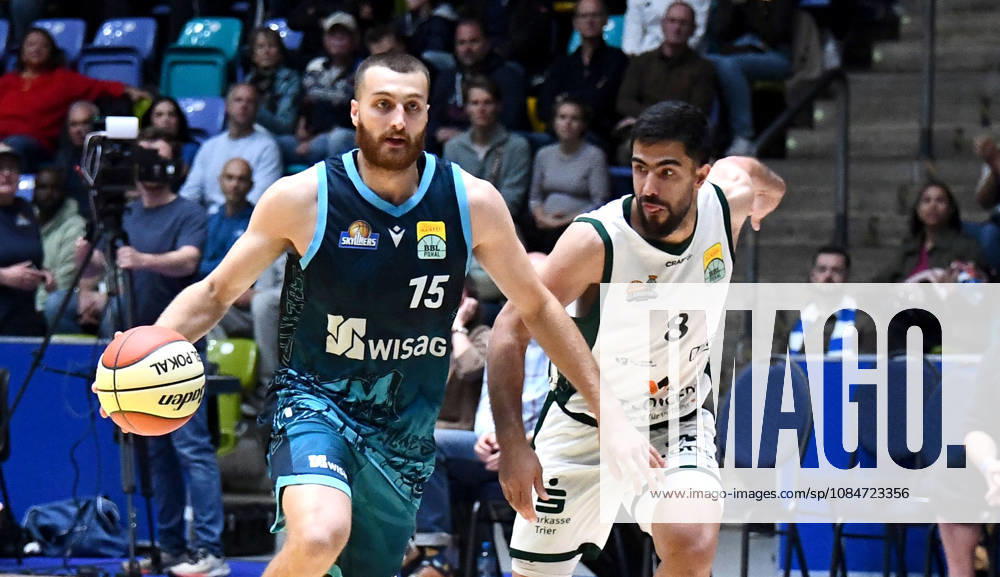 Basketball BBL Pokal, Frankfurt Skyliners - VET-Concept Gladiators Trier v.l. Radii Caisin (Fraport Skyliners Frankfurt), Behnam Yakhchali (Gladiators Trier), Zweikampf, Duell Frankfurt am Main