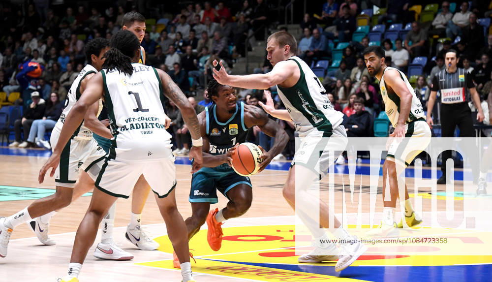Basketball BBL Pokal, Frankfurt Skyliners - VET-Concept Gladiators Trier v.l. Isaiah Swope (Fraport Skyliners Frankfurt), Marten Linssen (Gladiators Trier), Zweikampf, Duell Frankfurt am Main