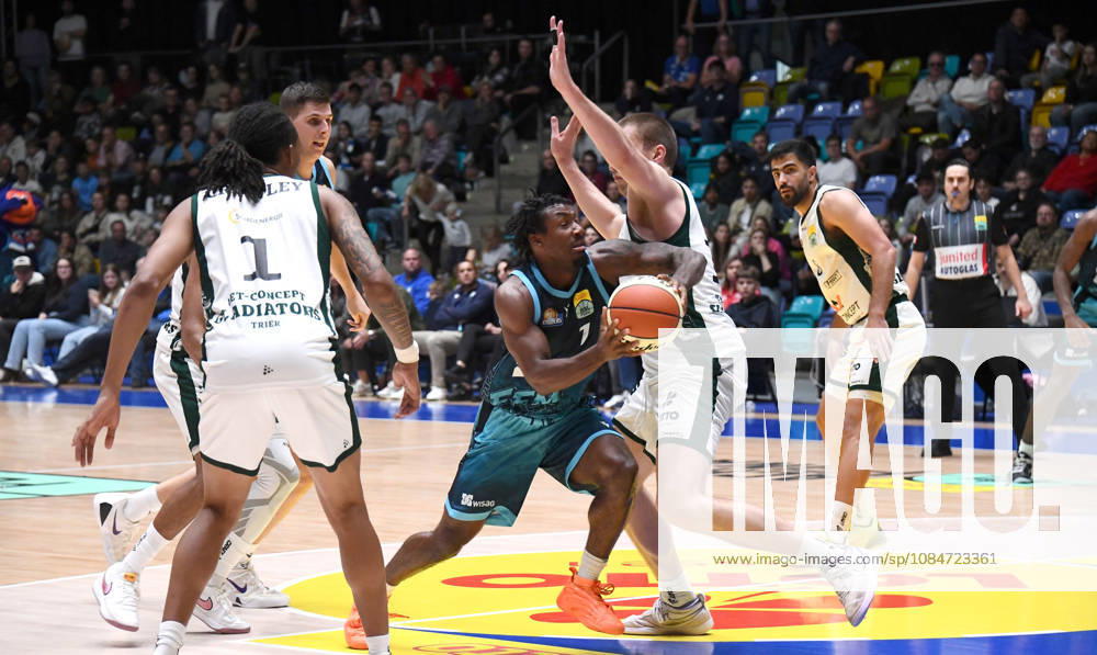 Basketball BBL Pokal, Frankfurt Skyliners - VET-Concept Gladiators Trier v.l. Isaiah Swope (Fraport Skyliners Frankfurt), Marten Linssen (Gladiators Trier), Zweikampf, Duell Frankfurt am Main