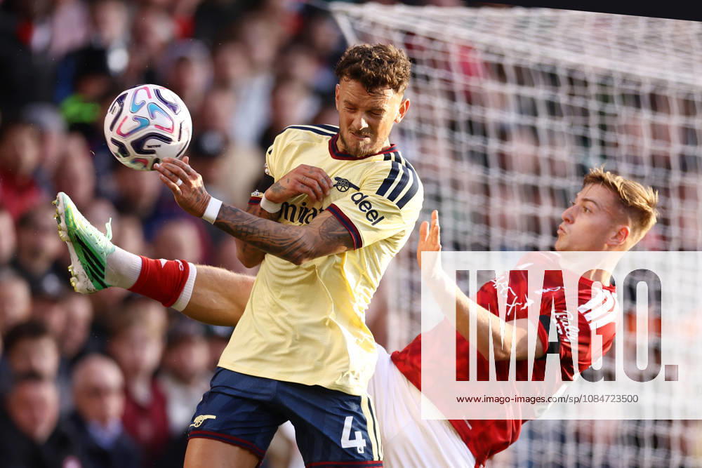 Nottingham Forest v Arsenal 18 October 2026, Nottingham - Premier League Football - Nottingham Forest v Arsenal - Ben White of Arsenal battles with Liam Delap of Nottingham Forest - Photo: Jacques Feeney Offside. Nottingham UK