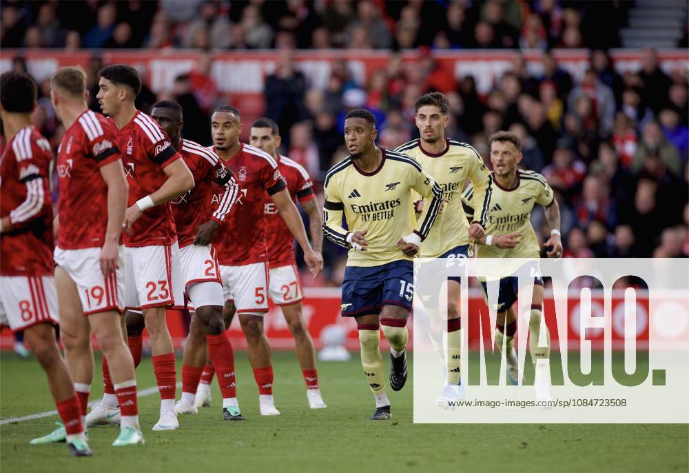 Football - FA Premier League - Nottingham Forest FC v Arsenal FC NOTTINGHAM, ENGLAND - Sunday, October 18, 2026: Arsenal s Ezri Konsa leads his line for a free-kick during the FA Premier League match between Nottingham Forest FC and Arsenal FC at the City Ground. (Photo by David Rawcliffe Propaganda) NOTTINGHAM City Ground NOTTINGHAMSHIRE ENGLAND