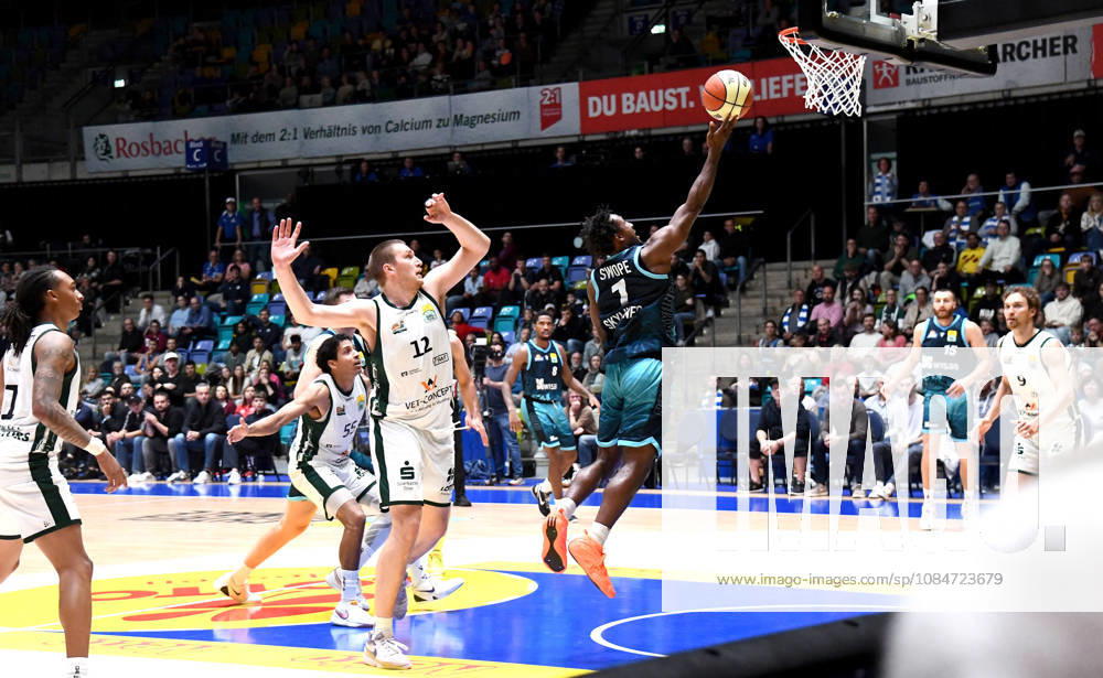 Basketball BBL Pokal, Frankfurt Skyliners - VET-Concept Gladiators Trier v.l. Isaiah Swope (Fraport Skyliners Frankfurt), Marten Linssen (Gladiators Trier), Zweikampf, Duell, Wurf Frankfurt am Main