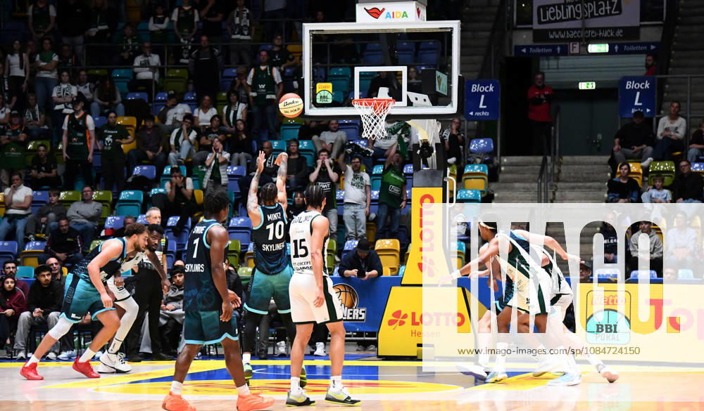 Basketball BBL Pokal, Frankfurt Skyliners - VET-Concept Gladiators Trier v.l. Judah Mintz (Fraport Skyliners Frankfurt), Wurf Frankfurt am Main