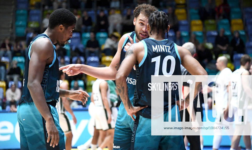 Basketball BBL Pokal, Frankfurt Skyliners - VET-Concept Gladiators Trier v.l. William Christmas (Fraport Skyliners Frankfurt), Race Thompson (Fraport Skyliners Frankfurt), Judah Mintz (Fraport Skyliners Frankfurt) beraten sich Frankfurt am Main